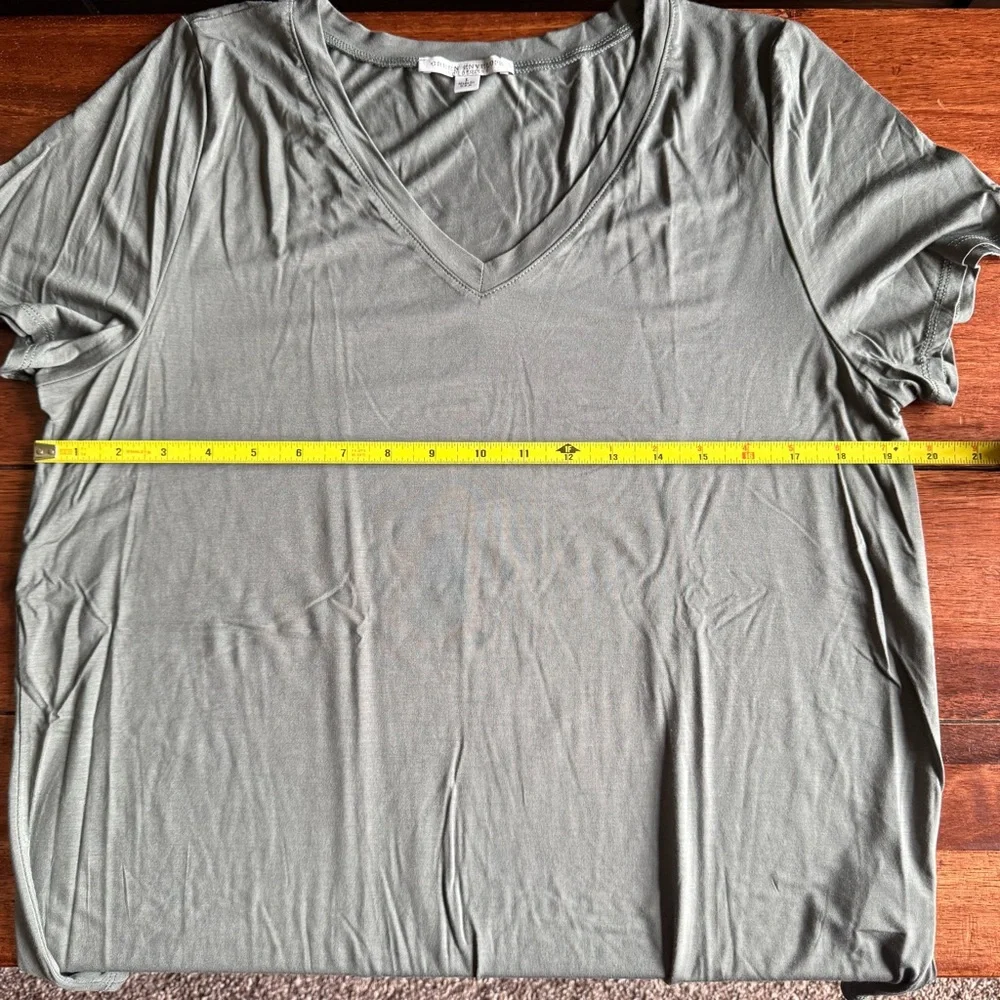 Women’s Green Envelope Green V-neck Short Sleeve Shirt Size Large - Picture 8 of 8